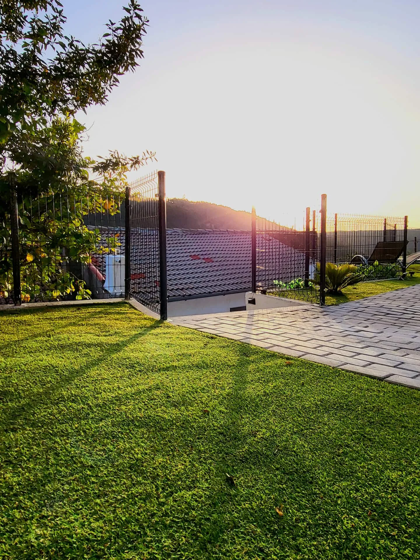 Quarto em tons naturais