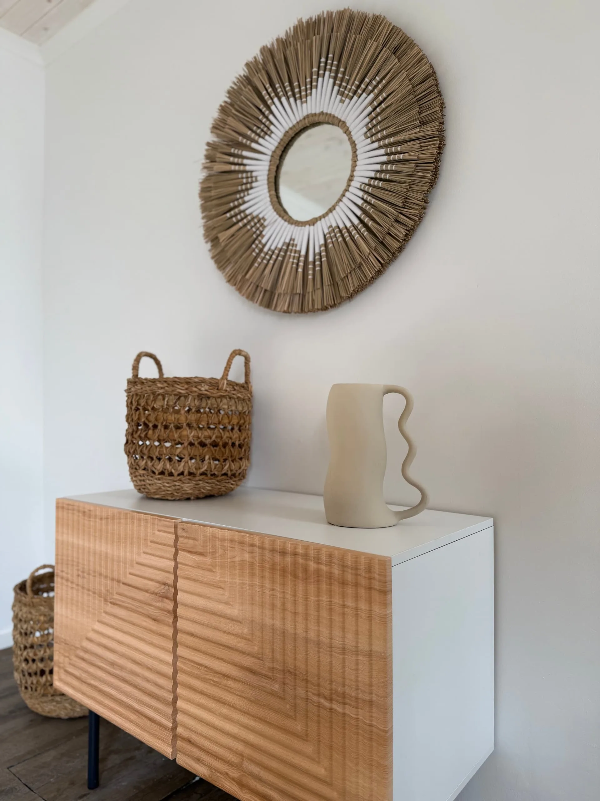 Entrada com aparador em madeira e espelho solar