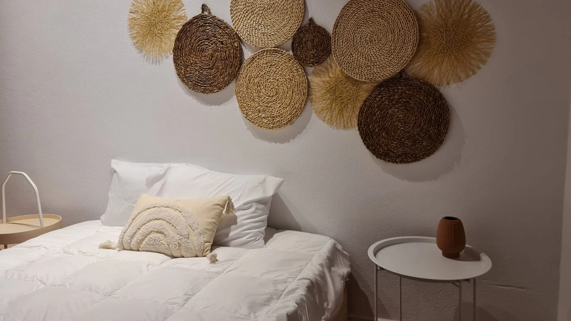 Quarto individual em tons terrosos