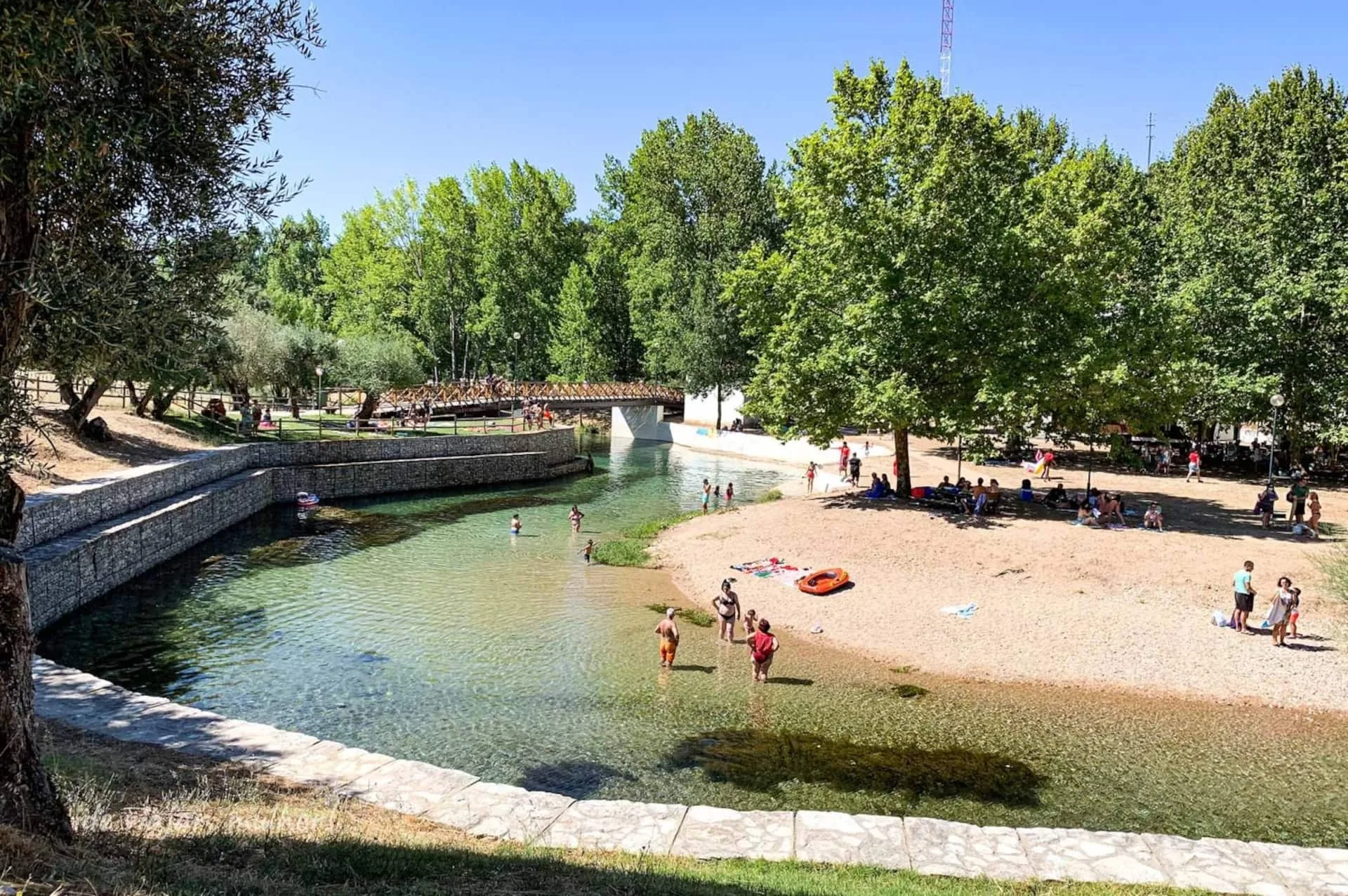 Quarto de casal com roupa branca