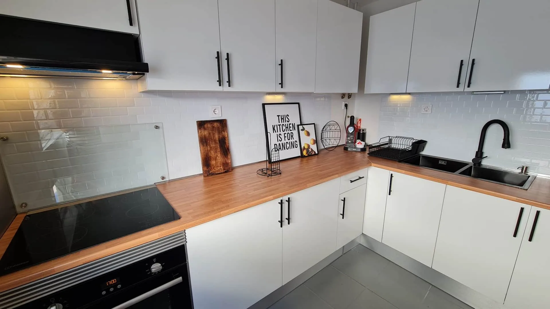 Cozinha totalmente equipada em madeira