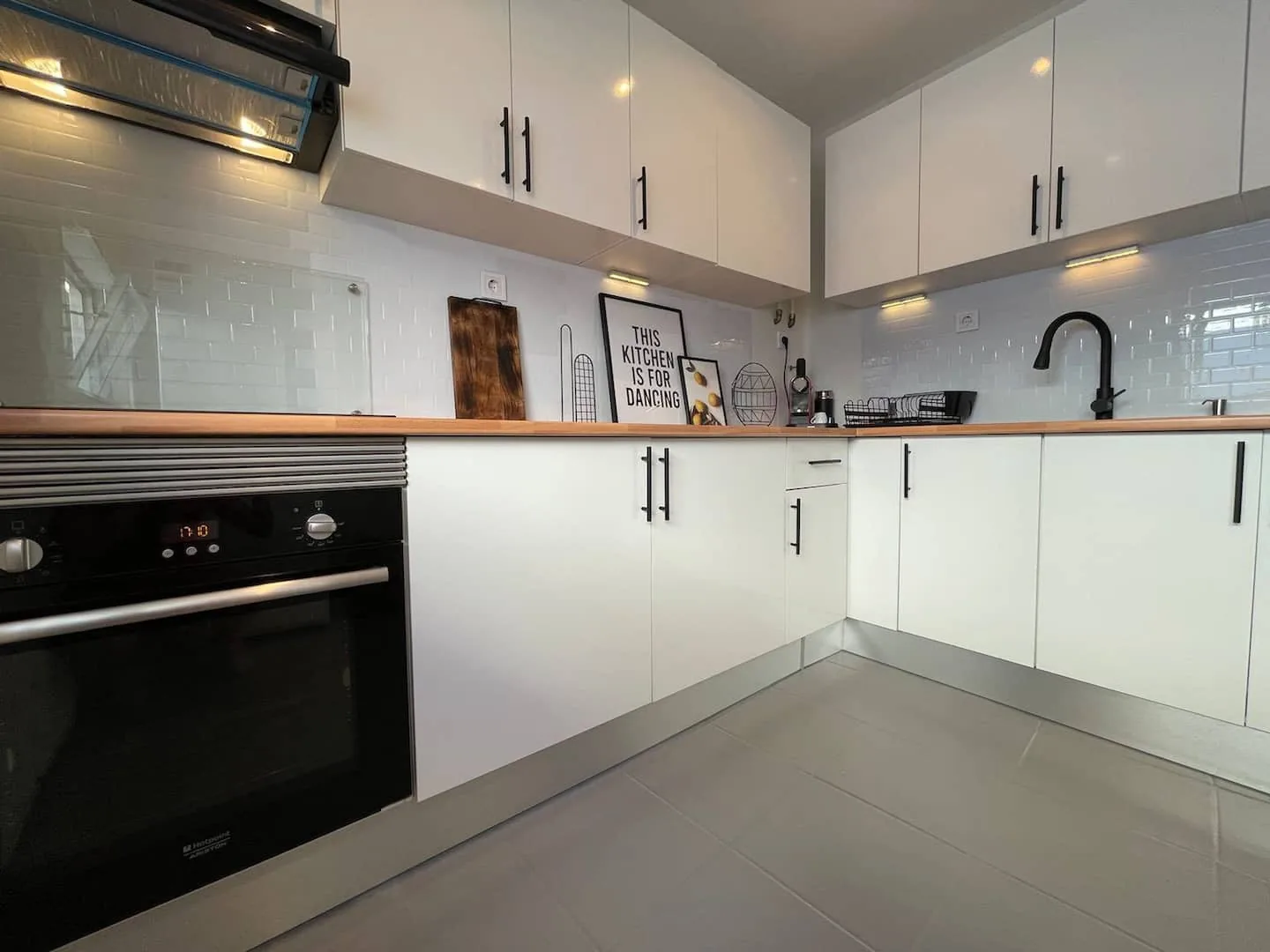 Detalhe da cozinha em madeira