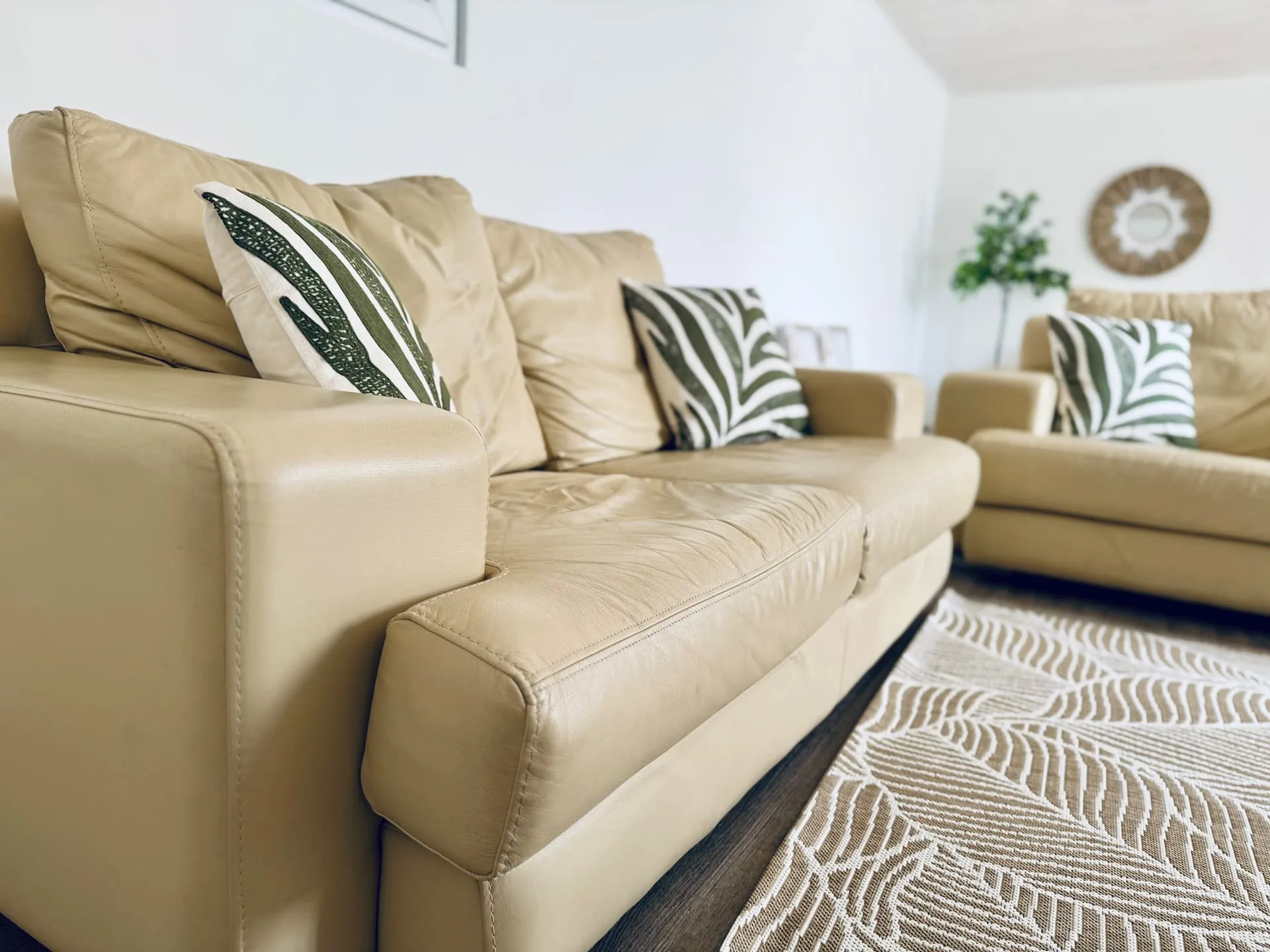 Sala de estar luminosa com sofás em pele