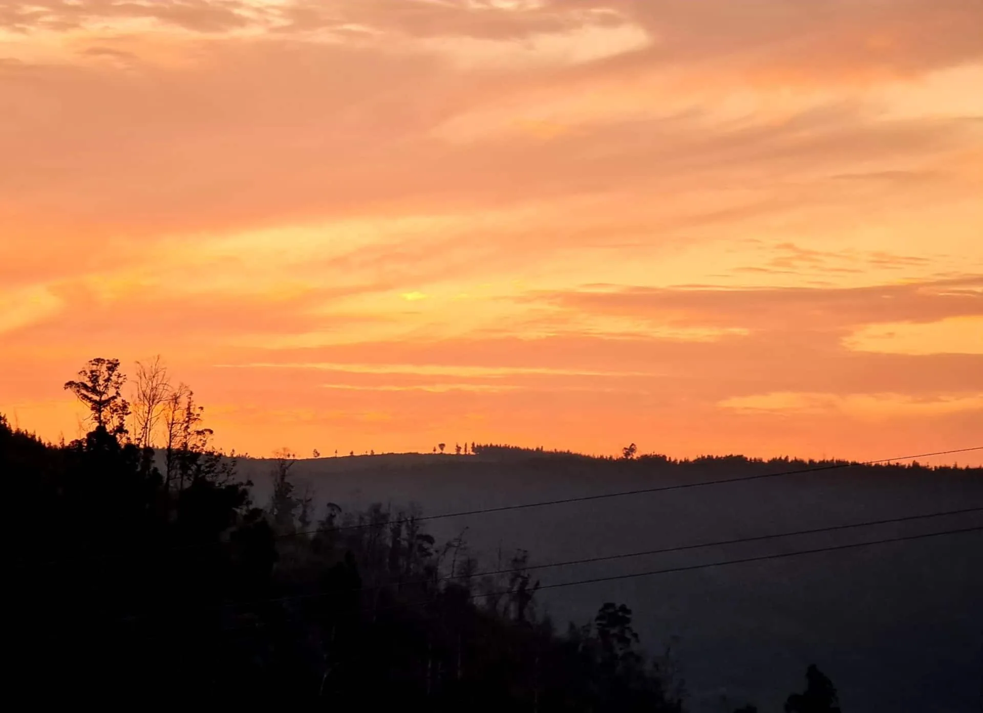Pôr-do-sol alaranjado sobre as colinas de Góis