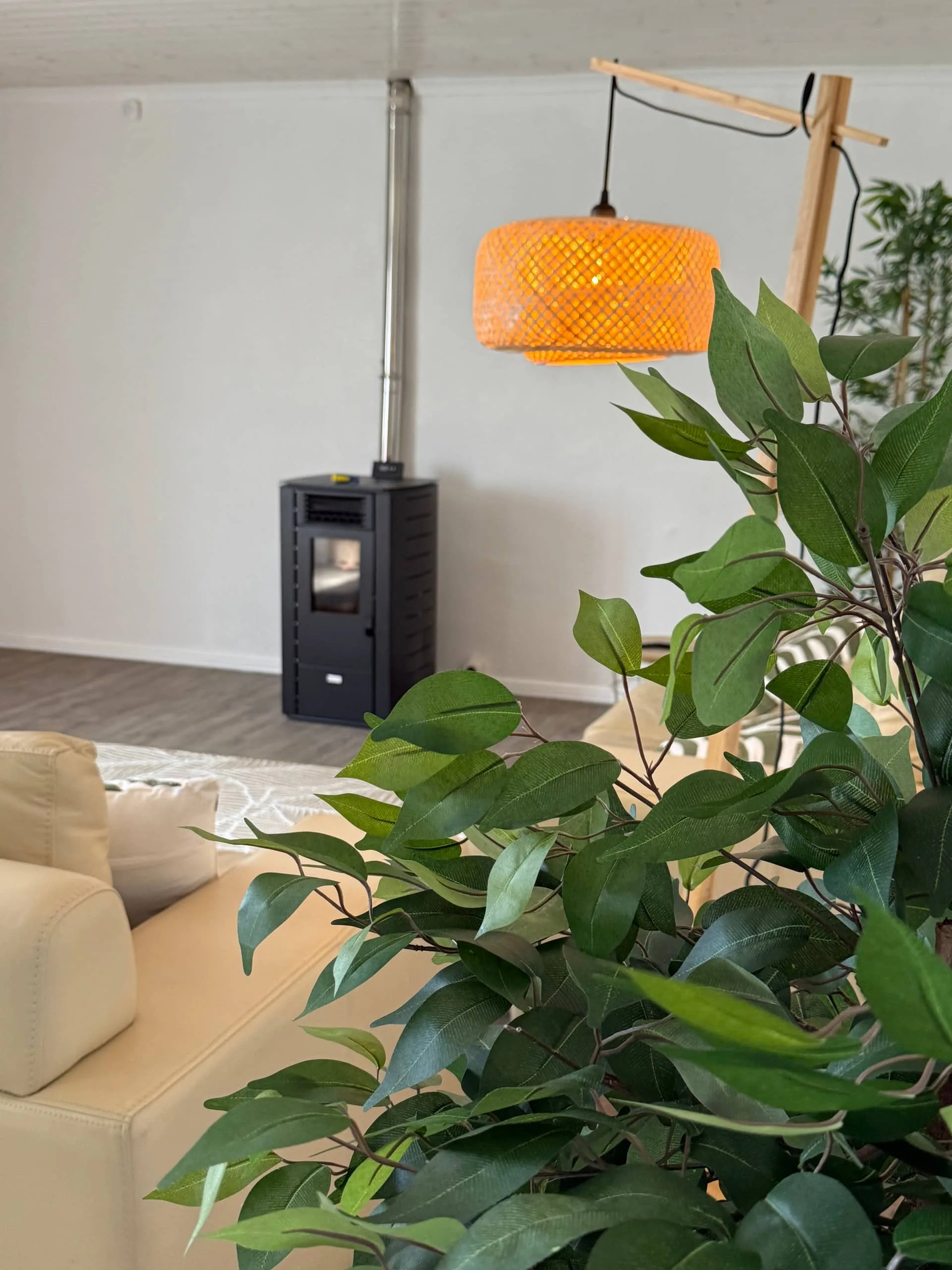 Salamandra a pellets e decoração em bambu